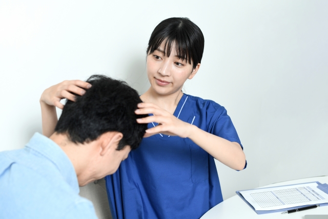 薄毛治療の診断をする医師