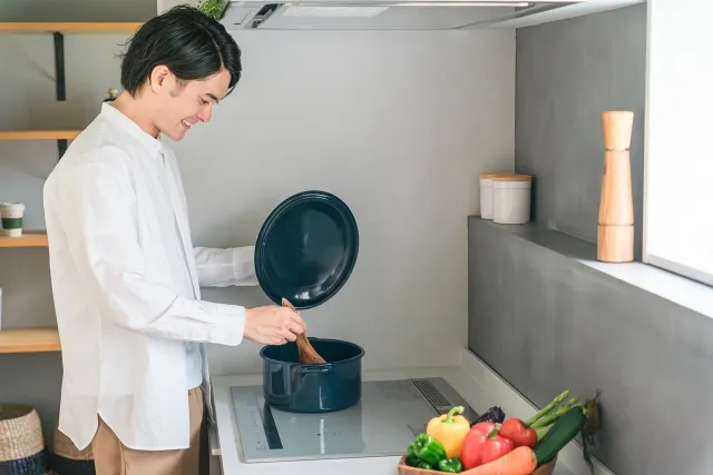 料理中の男性