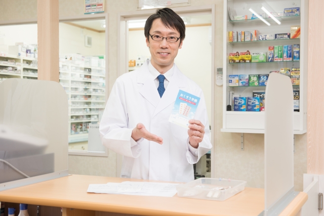 薬の説明をする　薬剤師　