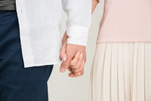 手を繋ぐ男女