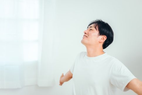 深呼吸する男性