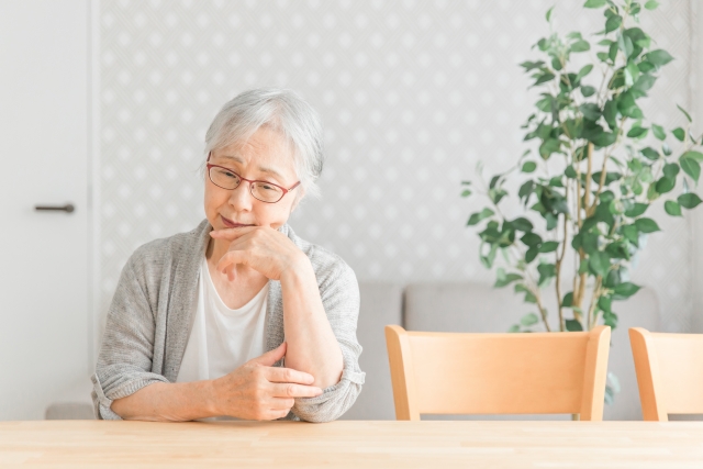 憂鬱な表情の高齢者女性