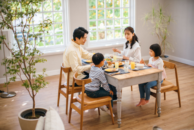 自宅で食事中の親子