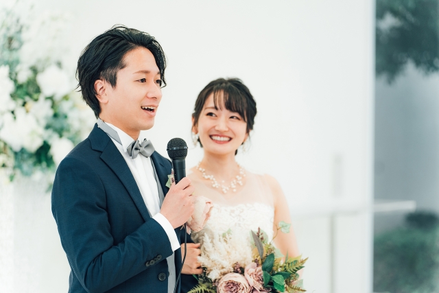 結婚式で挨拶する新郎・花婿