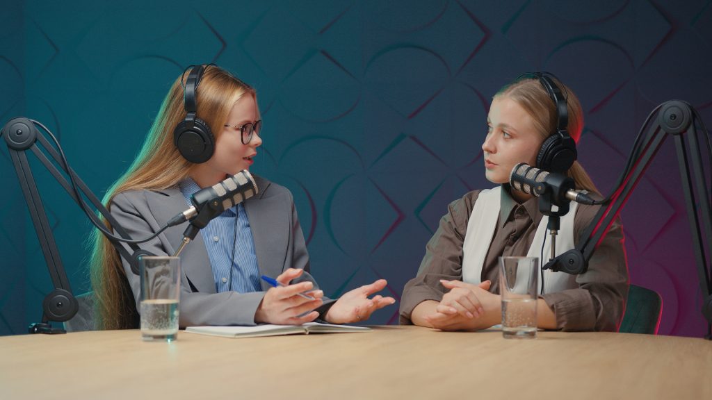 女性の話を聞いているベストの女性