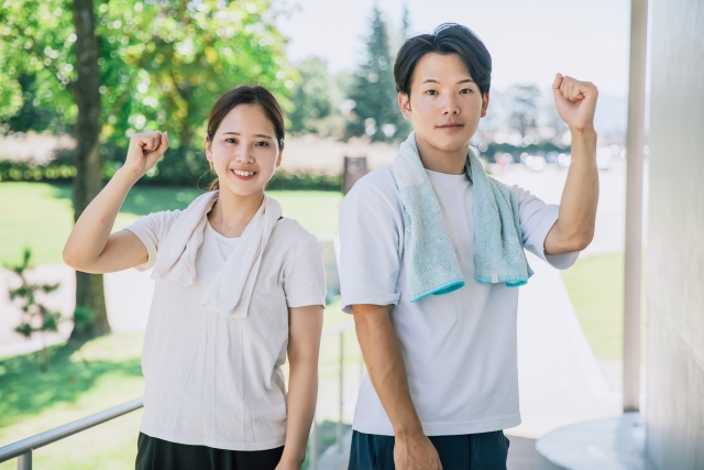 運動してガッツポーズする男女