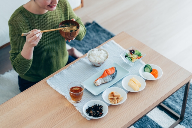 朝食を食べる若い女性