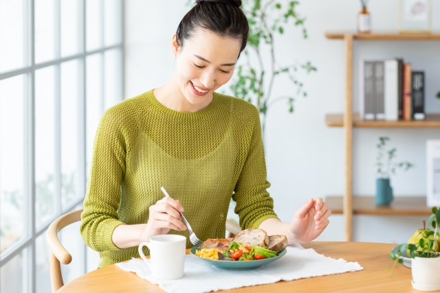 朝食を食べる女性