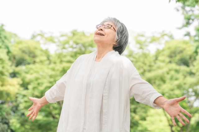 深呼吸する女性