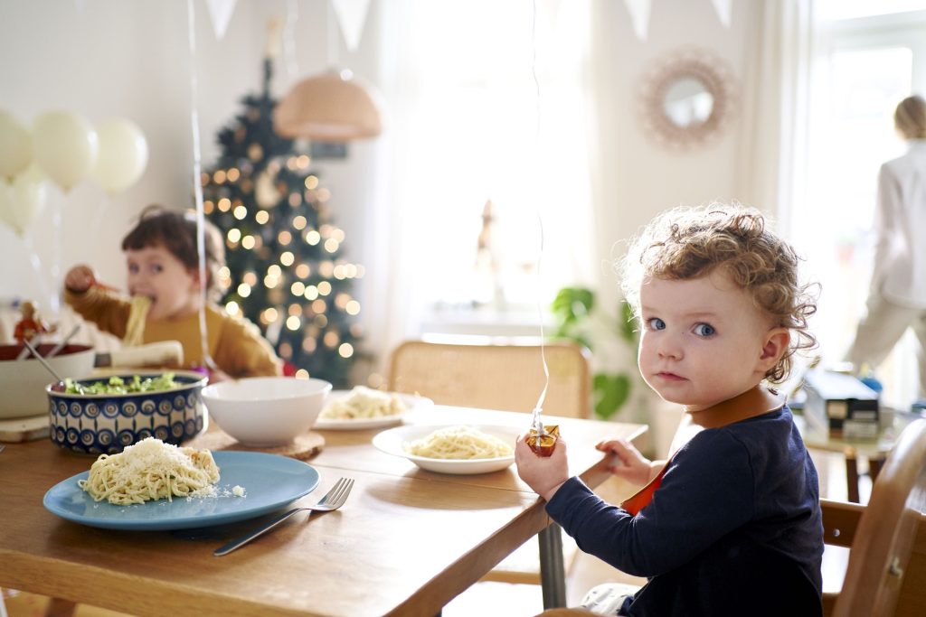 クリスマスの家族　ランチを食べる子ども