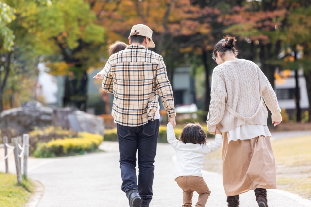 秋の公園で遊ぶ家族・ファミリー