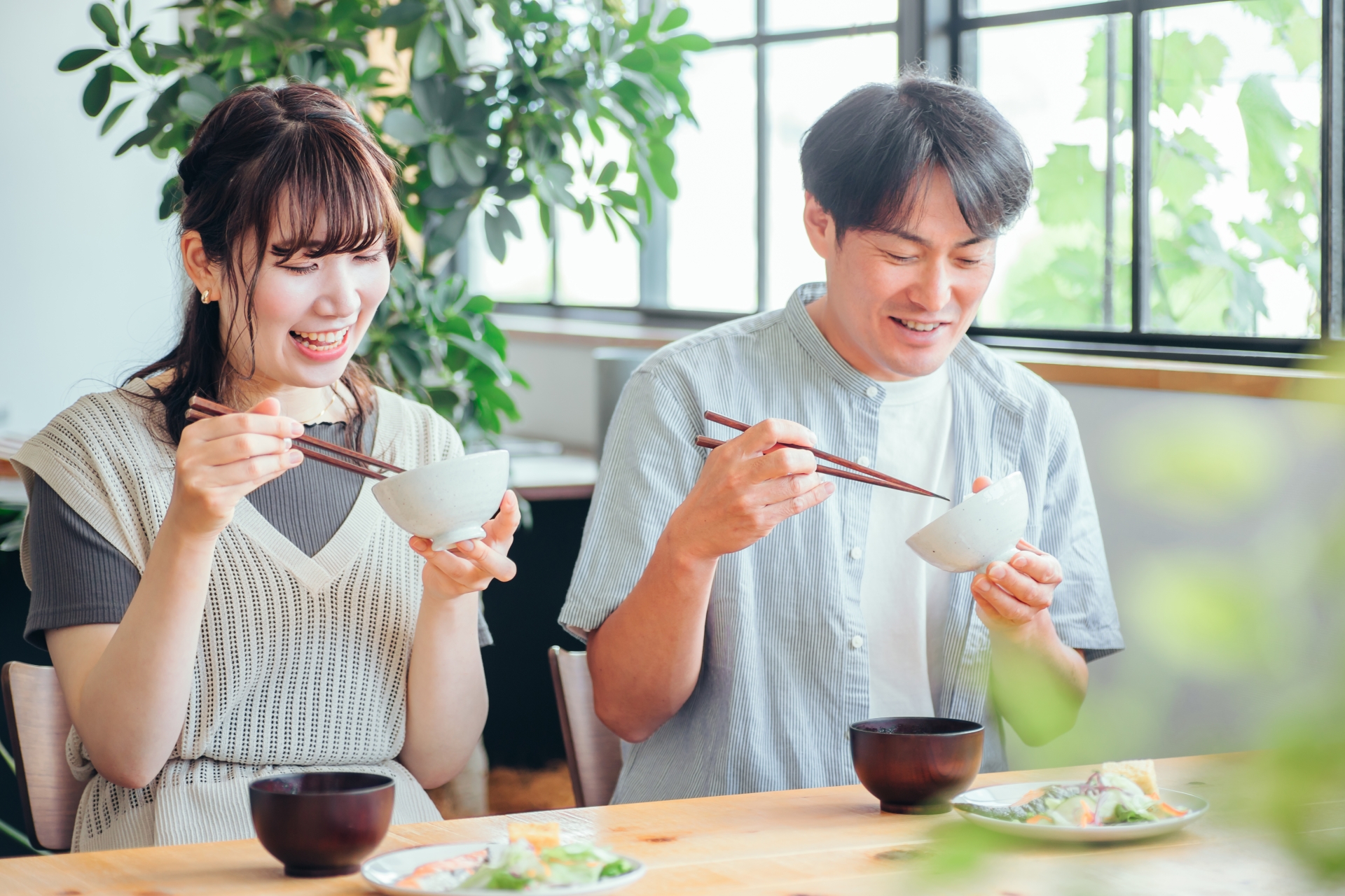 ご飯食べる　男女