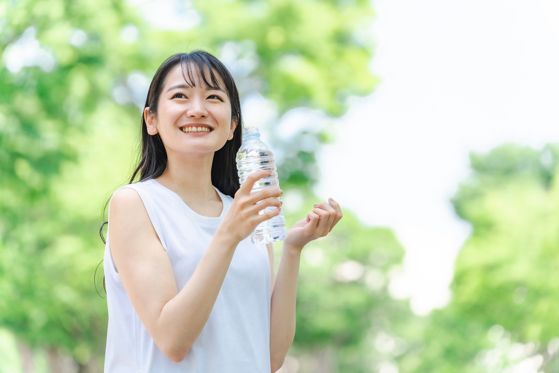 水を飲む　女性