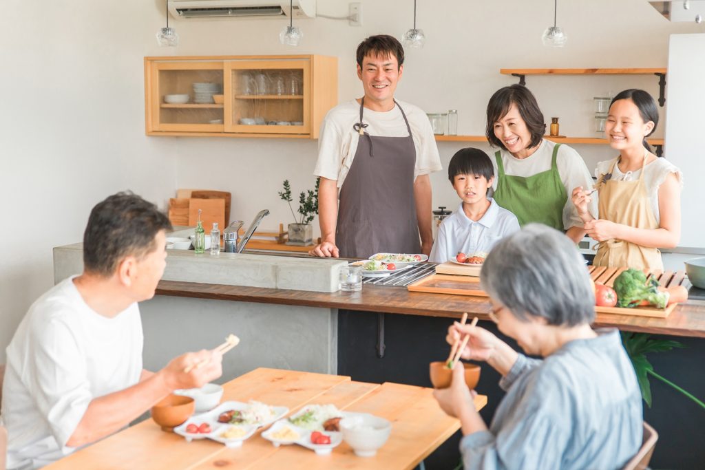 食事をする高齢者の夫婦