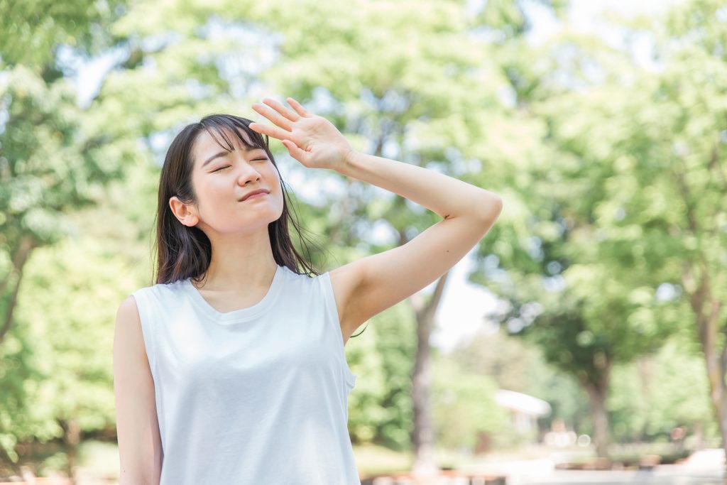 日光を浴びる女性