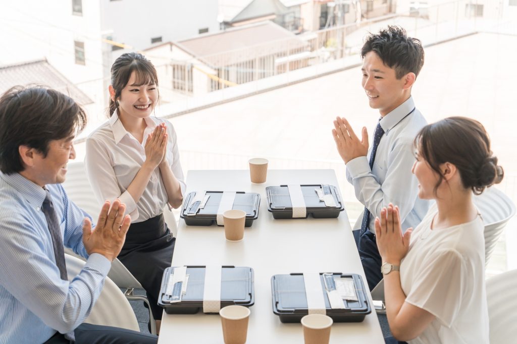 会議で出される仕出し弁当を食べる男女