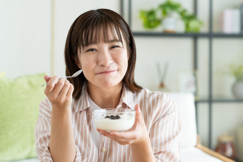 ヨーグルトを食べる女性