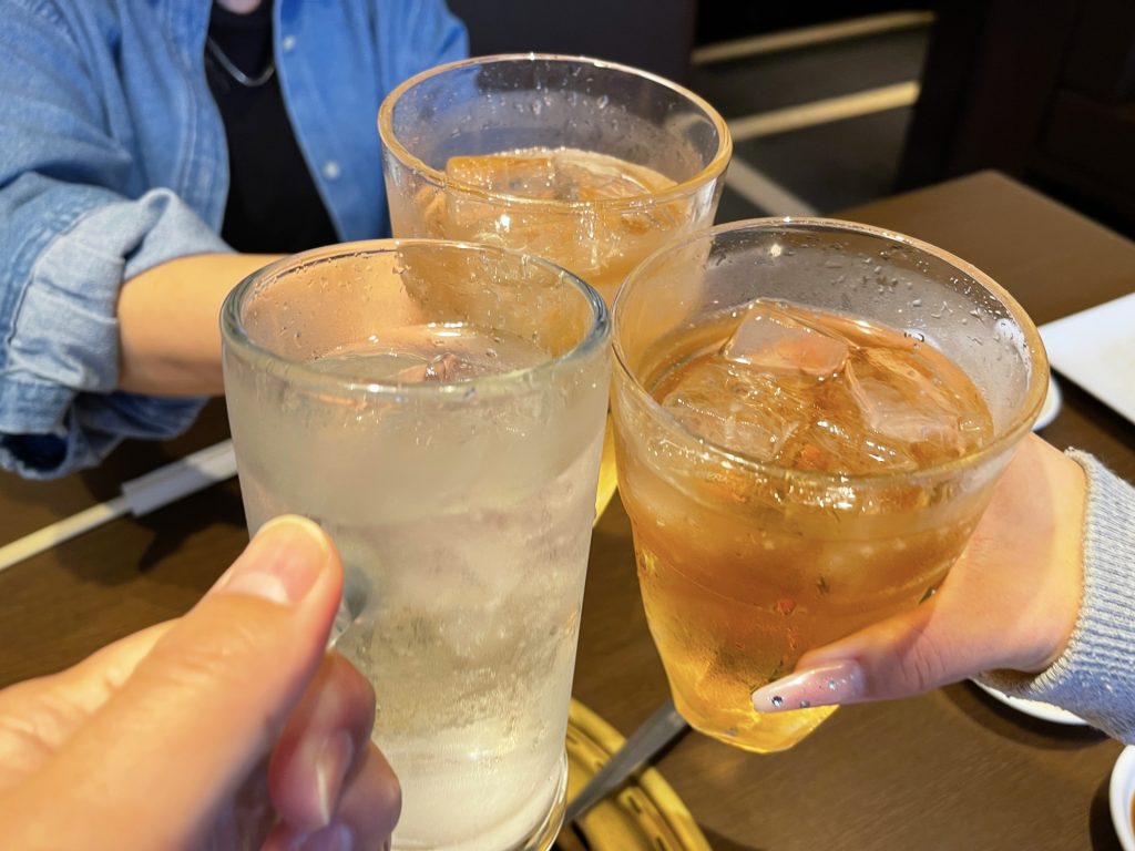 忘新年会にお酒で乾杯