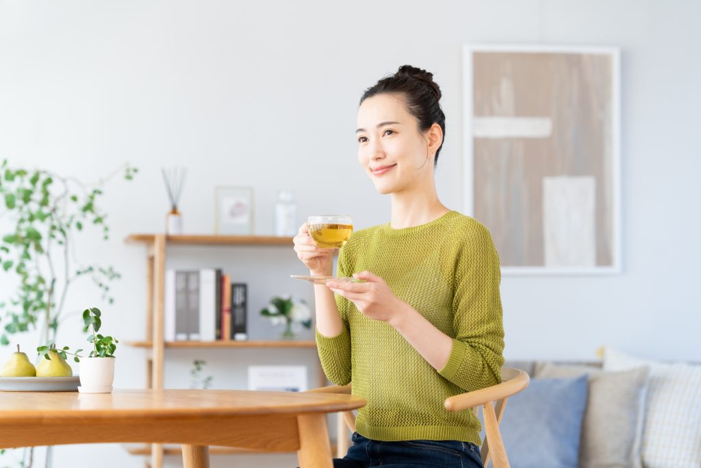 ハーブティーを飲む若い女性