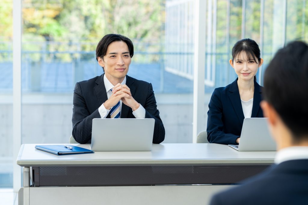 オフィスで面談するビジネスパーソン