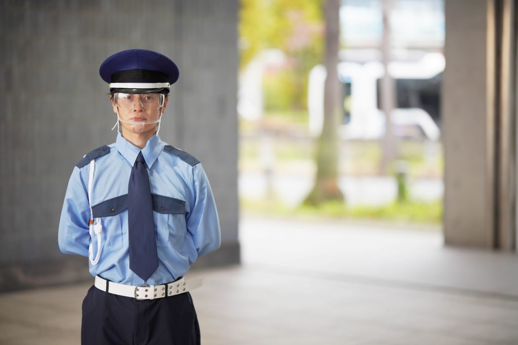 警備する男性