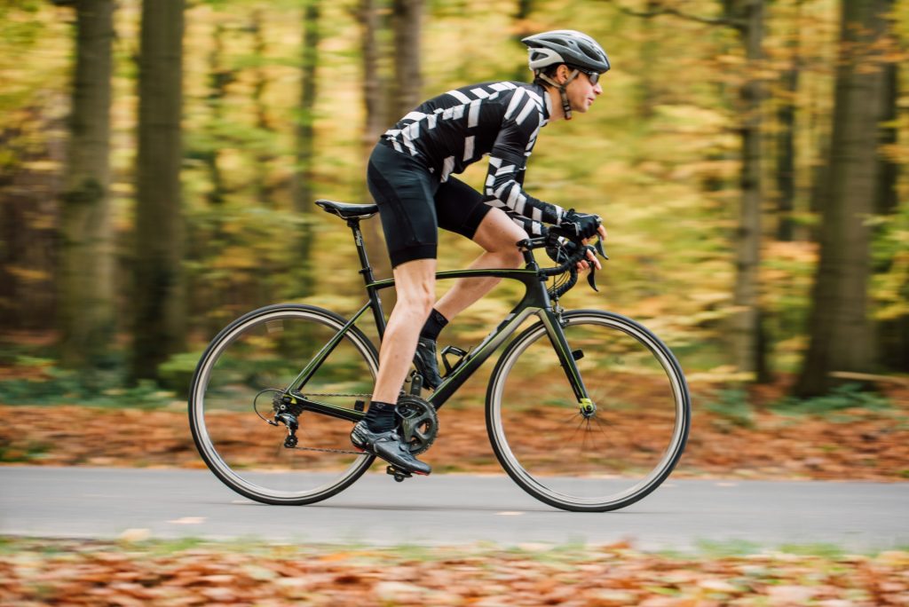 山道で自転車に乗る男性８６