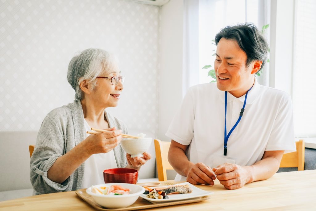 ご飯を食べる　女性