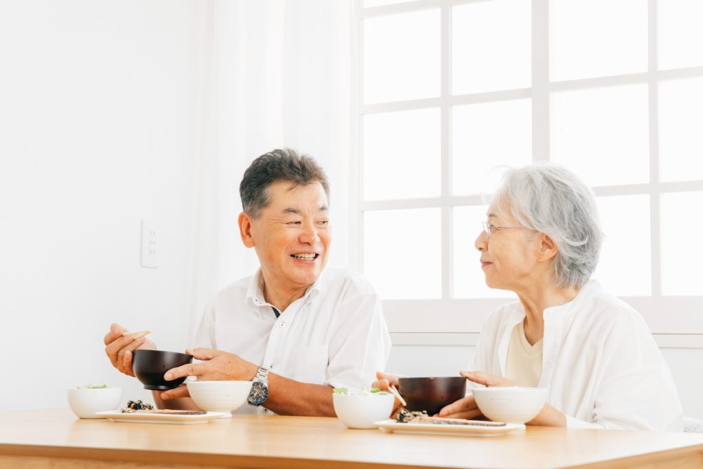 食事をする高齢者の男女