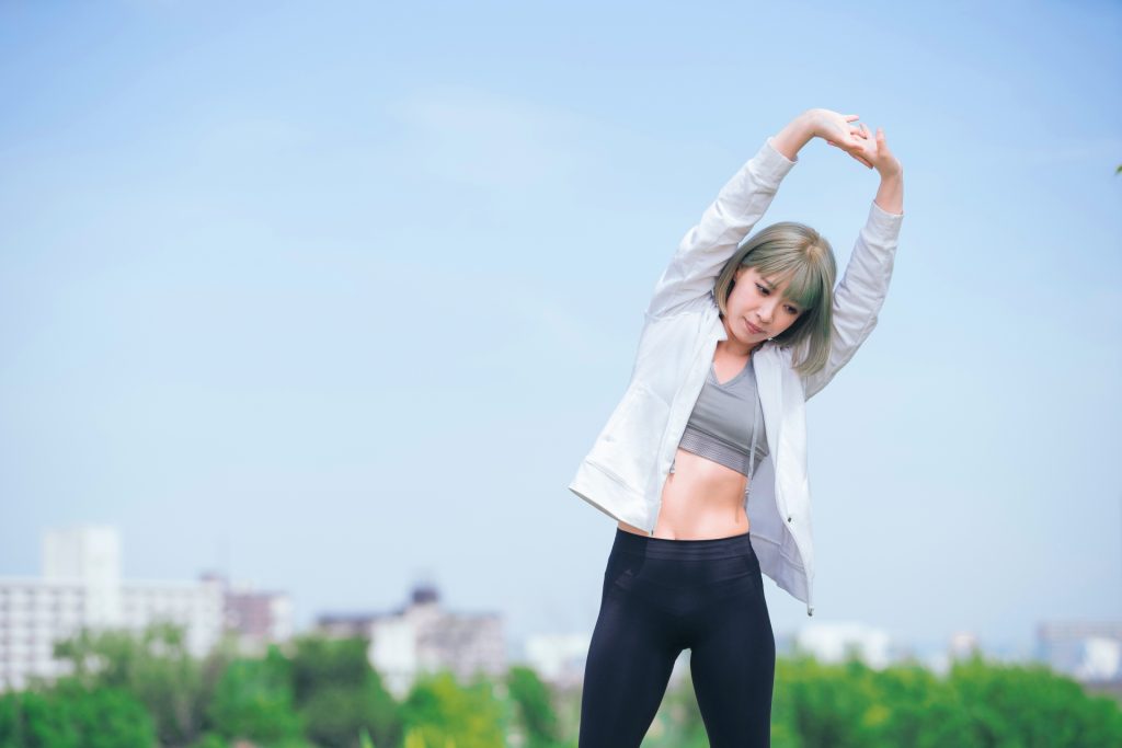 ストレッチする女性