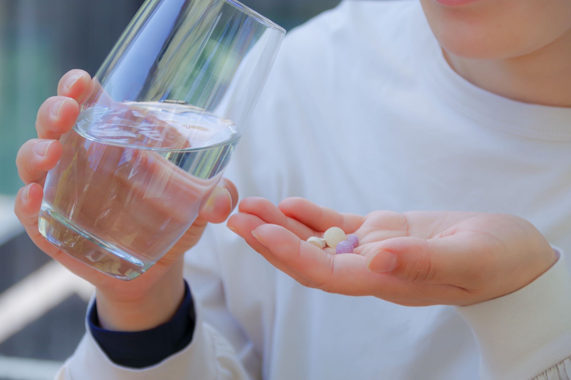 錠剤を飲む女性