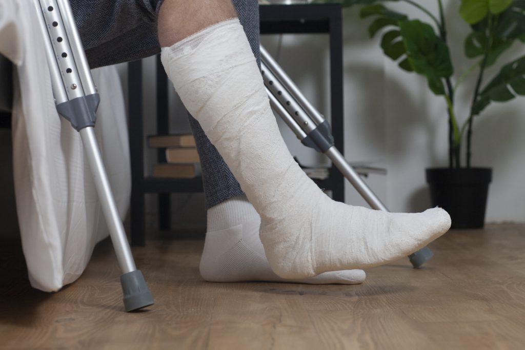 足を怪我した男性