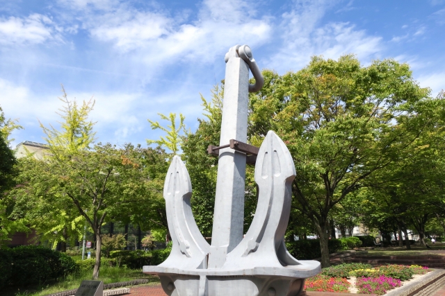 錨を下ろし、ひとつの愛に留まる者もいれば、なお漂い続ける者もいる。