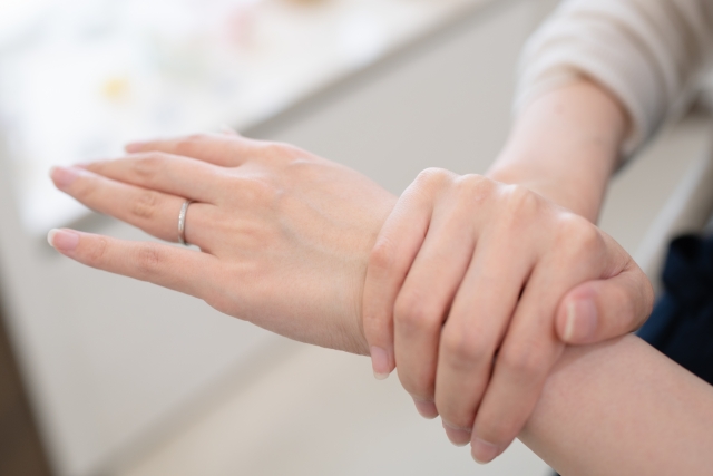 右手で手首を握り、指輪に目を落とす。静寂の中、胸の奥では感情の奔流が渦を巻いていた。それはホルモンが受容体に結びつく音か?それとも、名もなき何かの囁きか。