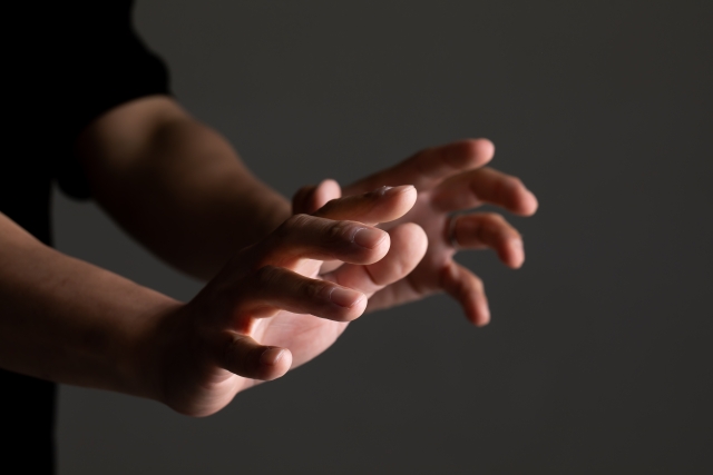 触れてはならぬと知りながら、手は甘い果実へと伸びていた。