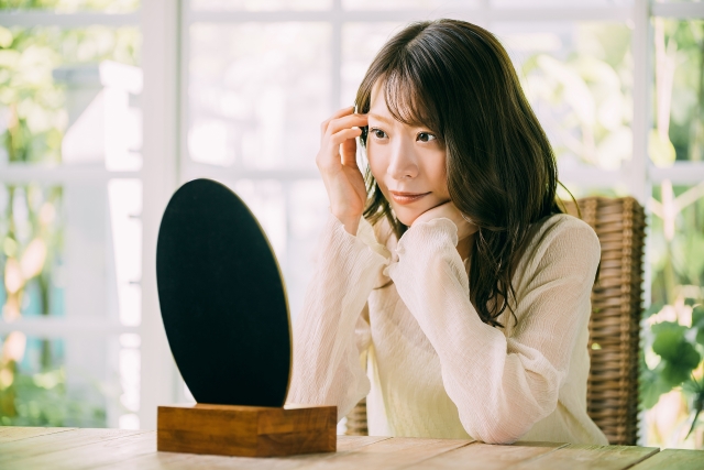 「鏡よ鏡、何度聞いても答えは同じでしょう?美しいのは私。」