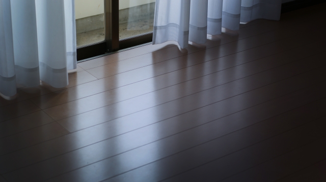 カーテンを開けても、光はもう届かない。それが、トラウマの残した傷の深さだった。