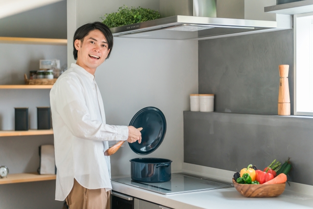 食事を作ろうとしている男性