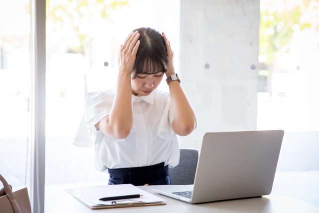 頭を抱える女子大生