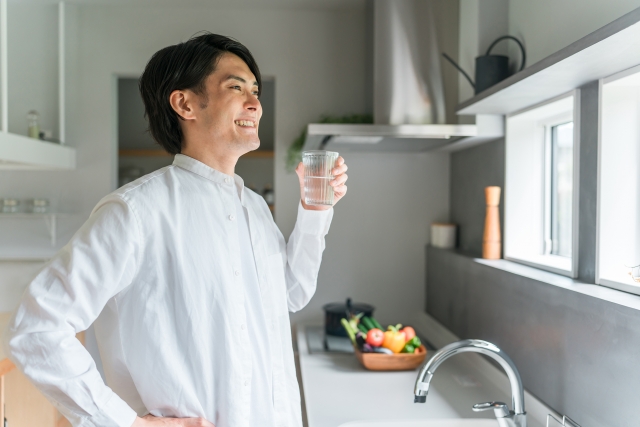 水を飲む男性