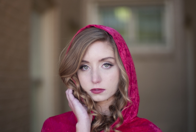 暗めの茶色いウェーブヘアを手で遊ぶ白人女性の自然な髪質の美しさを表現|ヘアスタイル参考・髪質ケアにも最適