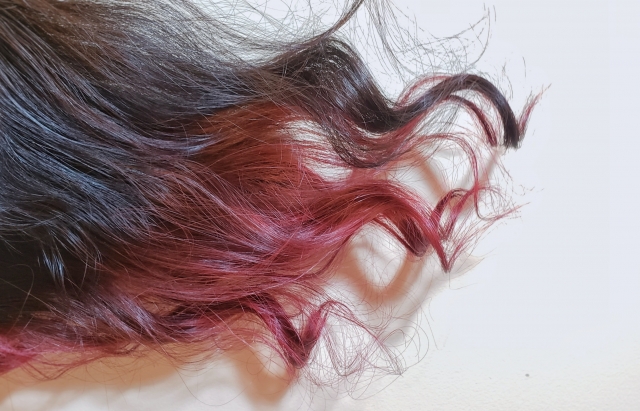 明るいブラウン、赤、チェスナットブラウン、ブラックに染め分けられた髪の束のイメージ