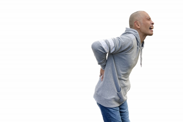 頭髪のない日本人男性が両手を腰に当て、天を仰いで絶望の叫びを上げている姿。完全に露出した頭皮に、夢見ていたフサフサの髪がもう戻らないという現実を突きつけられた瞬間の感情を表現。進行した男性型脱毛症(AGA)による精神的苦悩や、薄毛に対する喪失感を象徴するイメージ