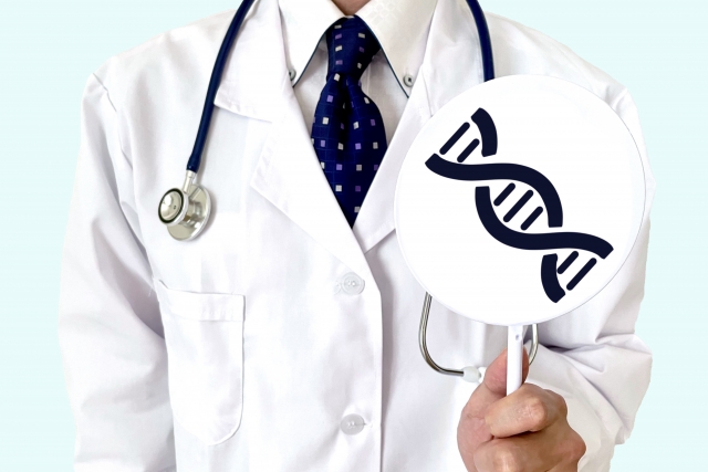 ネクタイを締めた医師が、耳鏡(オトスコープ)を装備しながら、片手で二重らせん構造のDNAを描いた小さな黒白の看板を掲げている様子