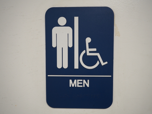 ただの「男性用トイレ」の標識――しかし、前立腺がんという遠く感じられる病が、実は日常の何気ない行動、たとえば排尿すらも困難にしてしまう現実を静かに物語っています。