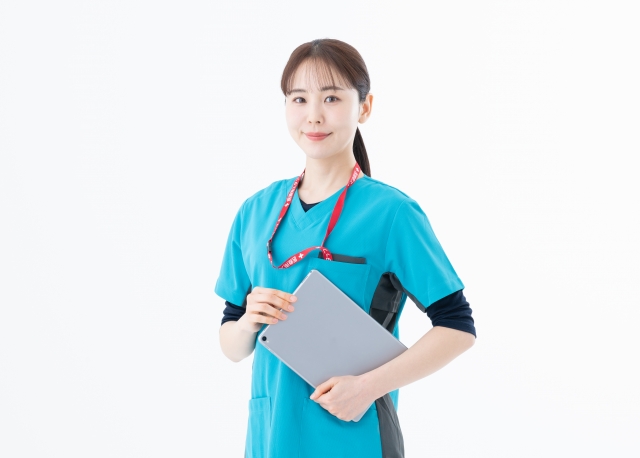 カルテを脇に抱え、真っ直ぐ前を見つめる医療スタッフ。多くの手術を見届けてきた彼女の目が「今回もきっとうまくいく」と語りかける。静かな微笑みと、熟練の技術に裏打ちされた安心感が伝わる一枚。美容外科や毛髪再生手術を検討中の方に。