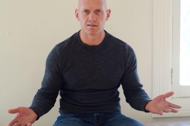 つるつるの頭皮をした男性が椅子に座り、両腕を広げて驚きの表情を浮かべている。目には「本当に髪が生えるのか?」という半信半疑の希望が宿っており、完全に禿げた頭に再び毛髪が戻る可能性を信じたい気持ちが伝わってくる。脱毛に悩んできた男性が、医療による発毛の可能性を初めて知り、戸惑いながらも希望を抱き始めた瞬間を描くイメージ。男性型脱毛症(AGA)の進行後でも発毛治療に望みを持てることを象徴している。