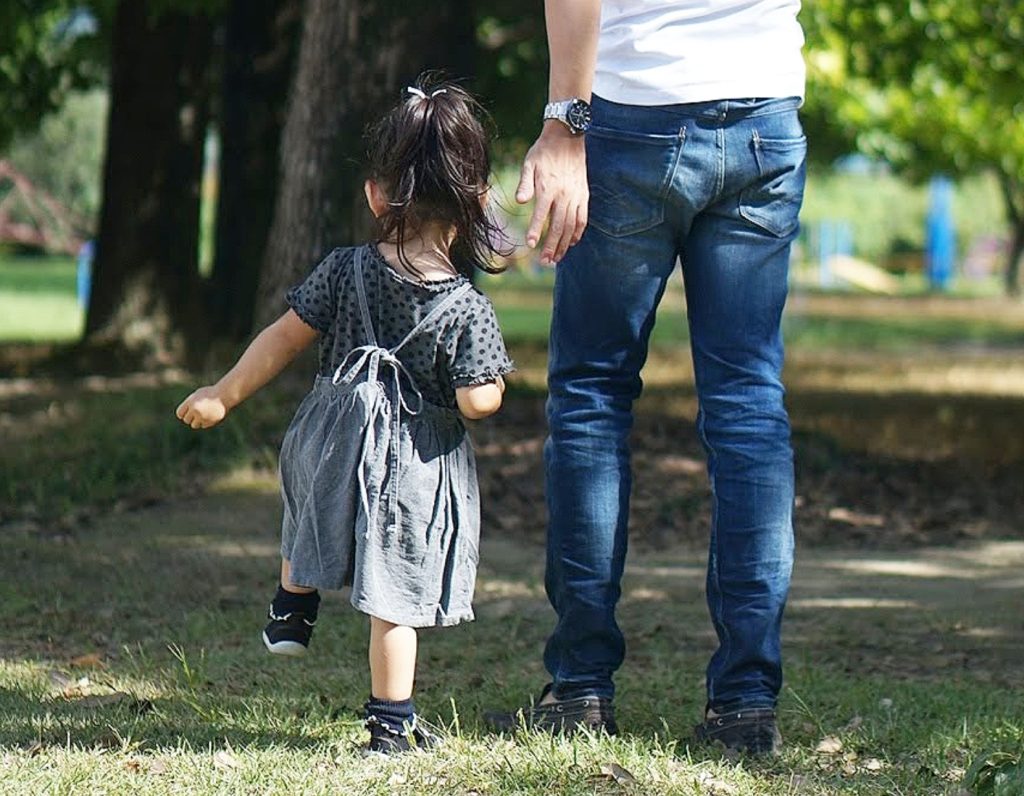 父と子　親子　散歩