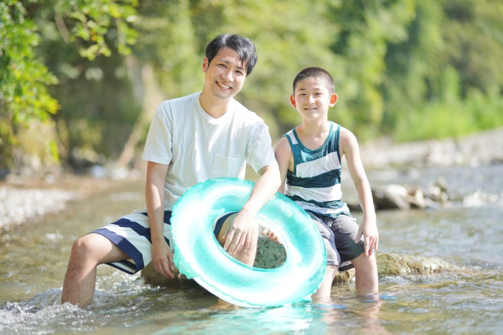 父　子　浮き輪　水辺　親子