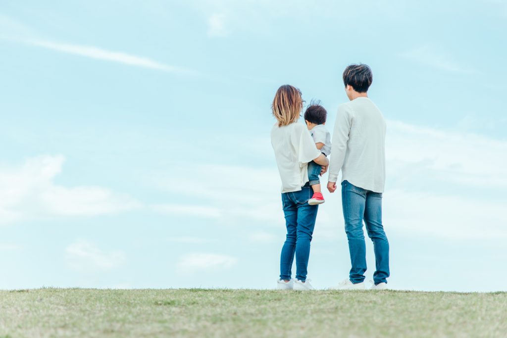 両親と子供　親子３人　家族