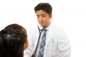 診療中の真剣な表情の医師